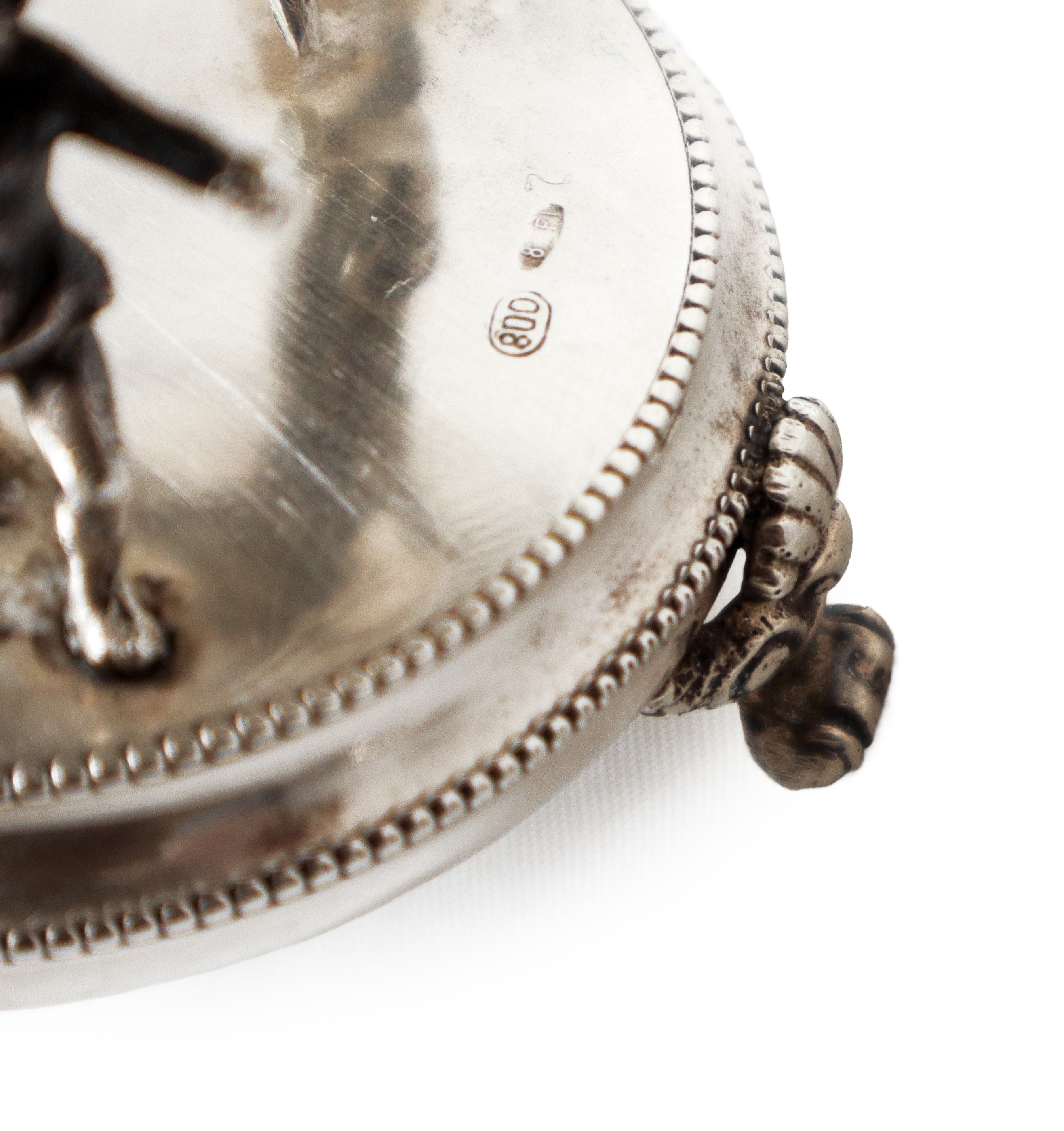 Zuccheriera in argento 800 decorata alla base con putti danzanti