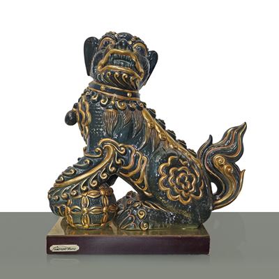 Cane di Fo in maiolica nera con dettagli dorati