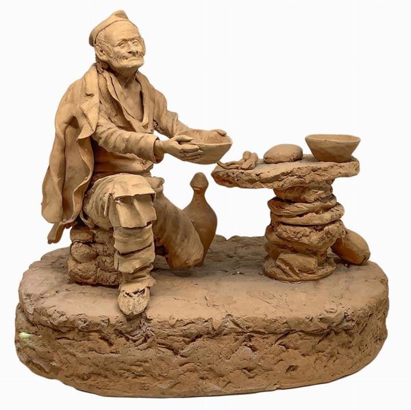 Scultura in terracotta monocroma raffigurante vecchio che mangia, Bottega Vaccaro, Caltagirone. H cm 24. Base cm 26x18.