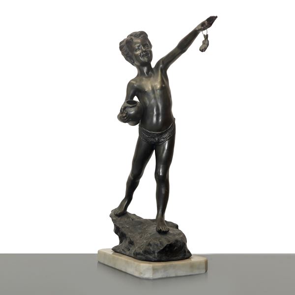 Fanciullo con granchio, scultura su base in marmo