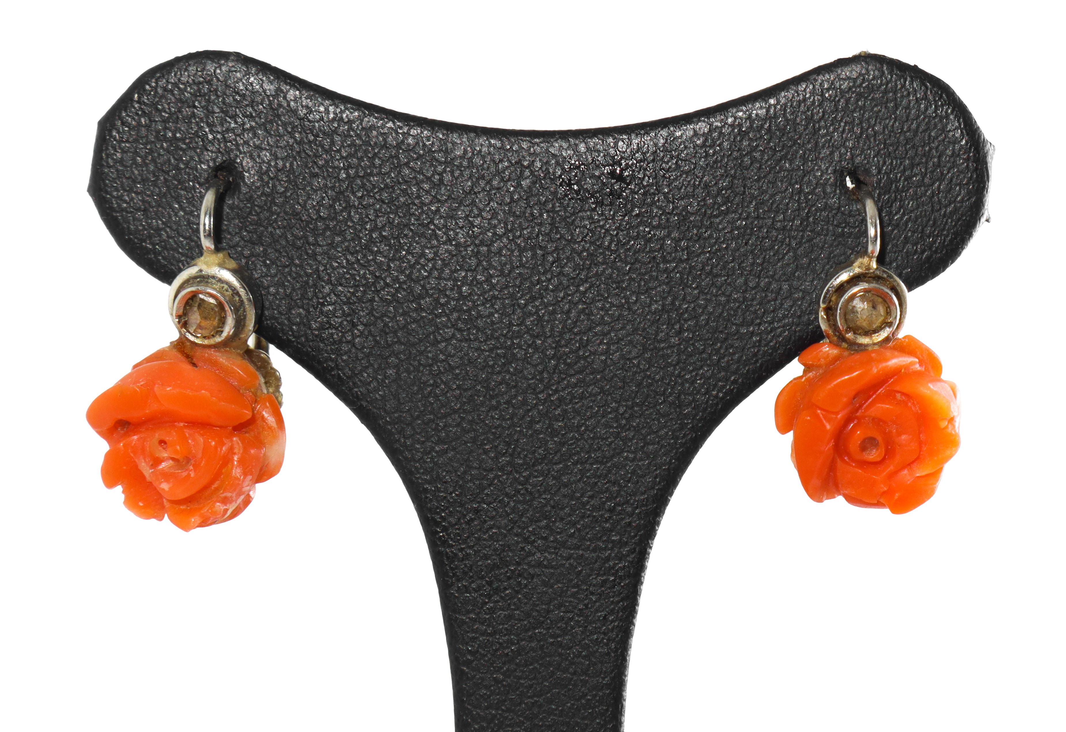 Orecchini con rose di corallo
