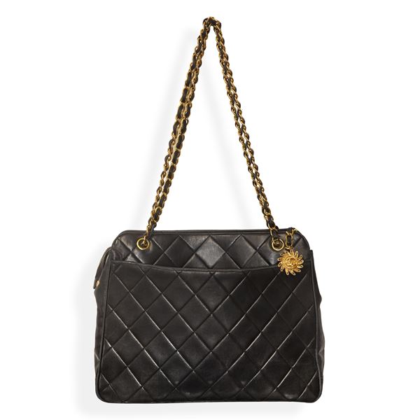 Chanel - Borsa a spalla in pelle nera caviar trapuntata con metalleria dorata chiusura con mark sun e manici con catena