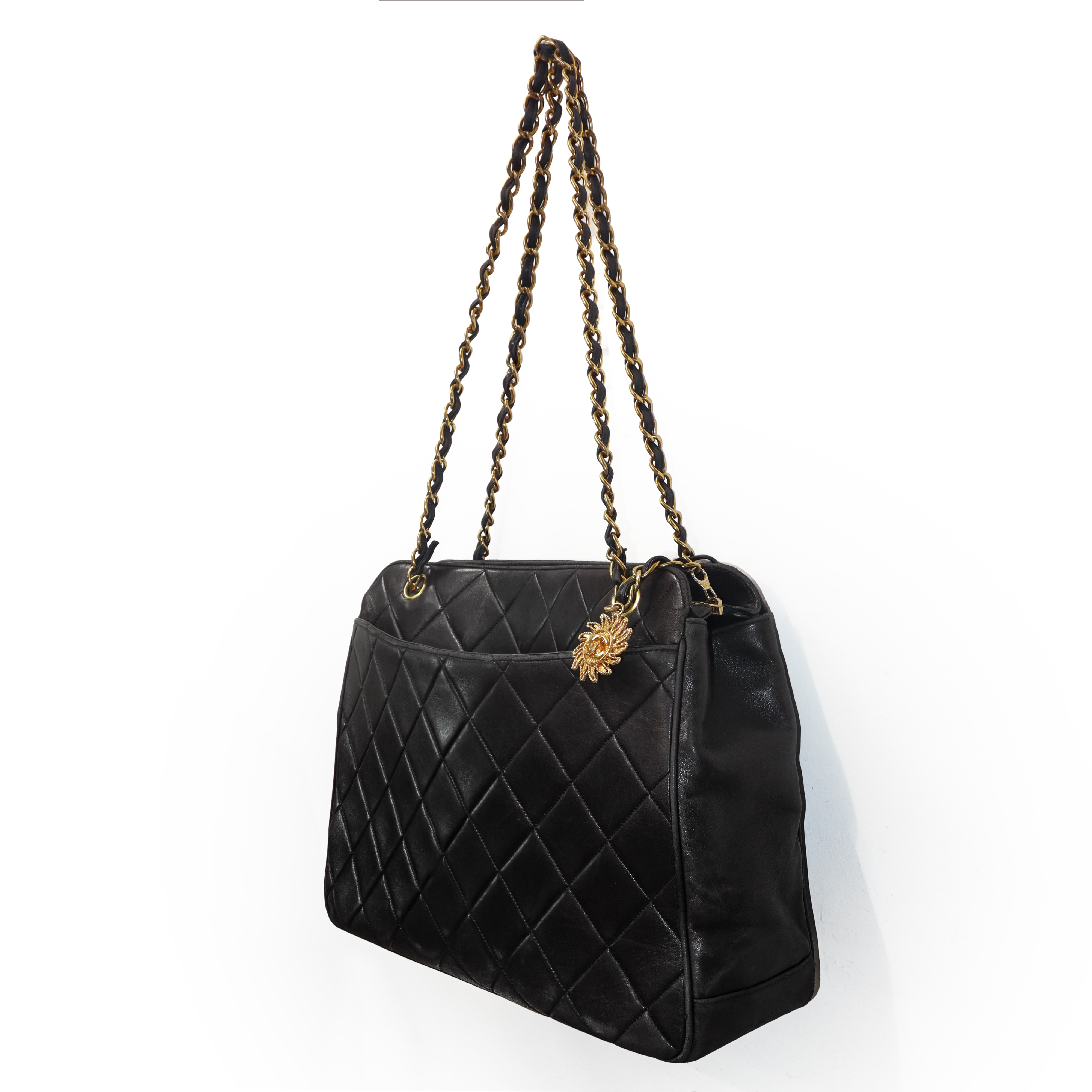 Chanel - Borsa a spalla in pelle nera caviar trapuntata con metalleria dorata, anni ’90