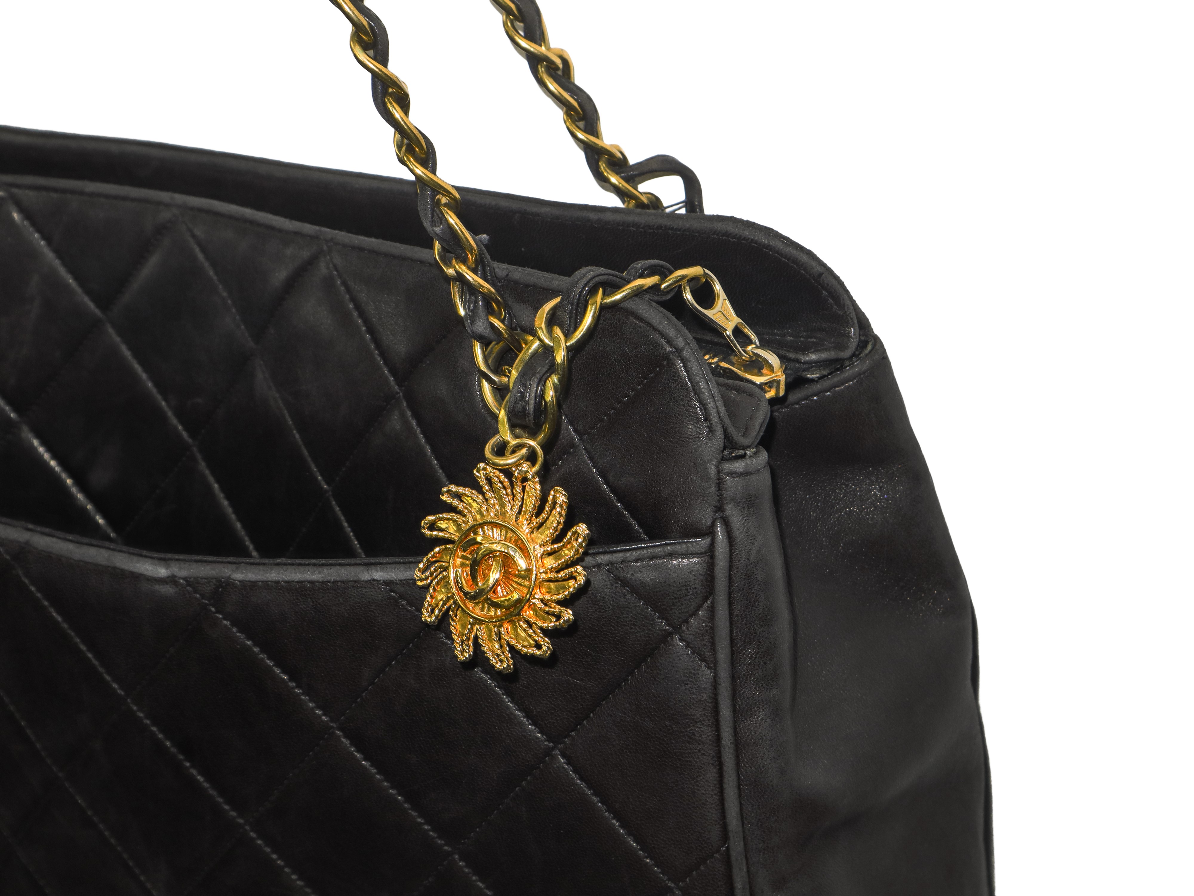 Chanel - Borsa a spalla in pelle nera caviar trapuntata con metalleria dorata, anni ’90