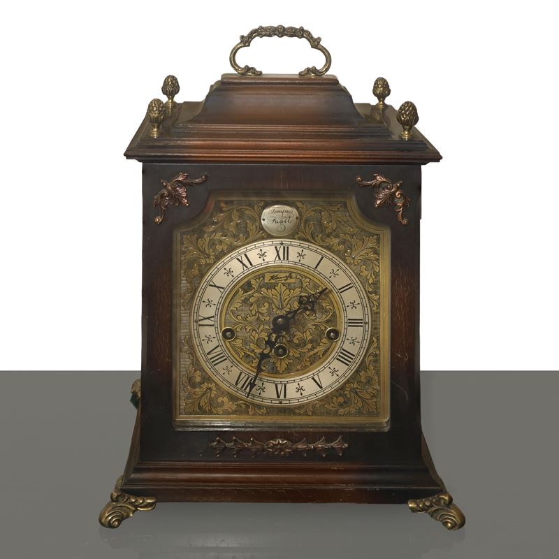 Orologio da tavolo tempus fugit con cassa in legno marrone e quadrante riccamente decorato