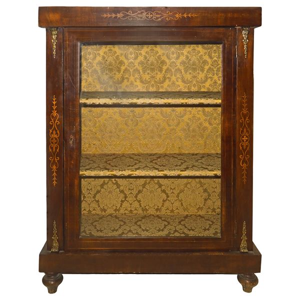 Vetrina bassa in legno con intarsi e bronzi applicati ai lati