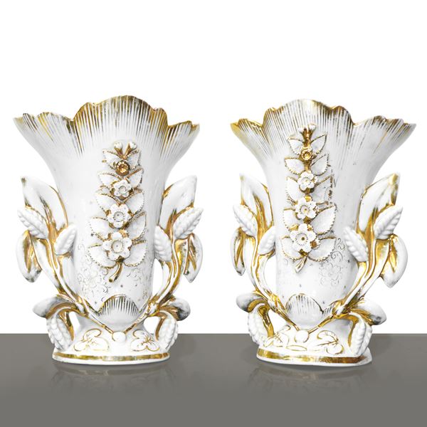 Coppia di vasi in porcellana bianca