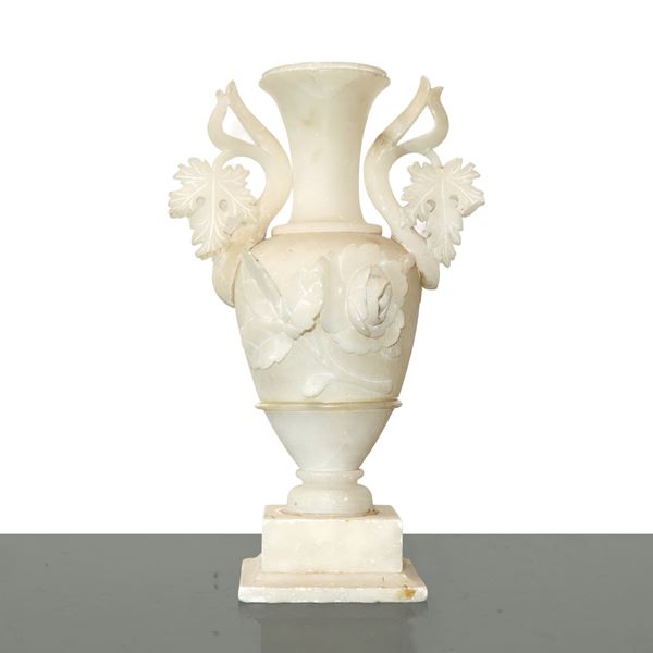 Vaso in alabastro con decori floreali