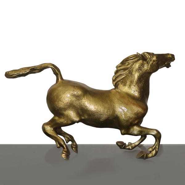 Cavallo in bronzo patinato oro