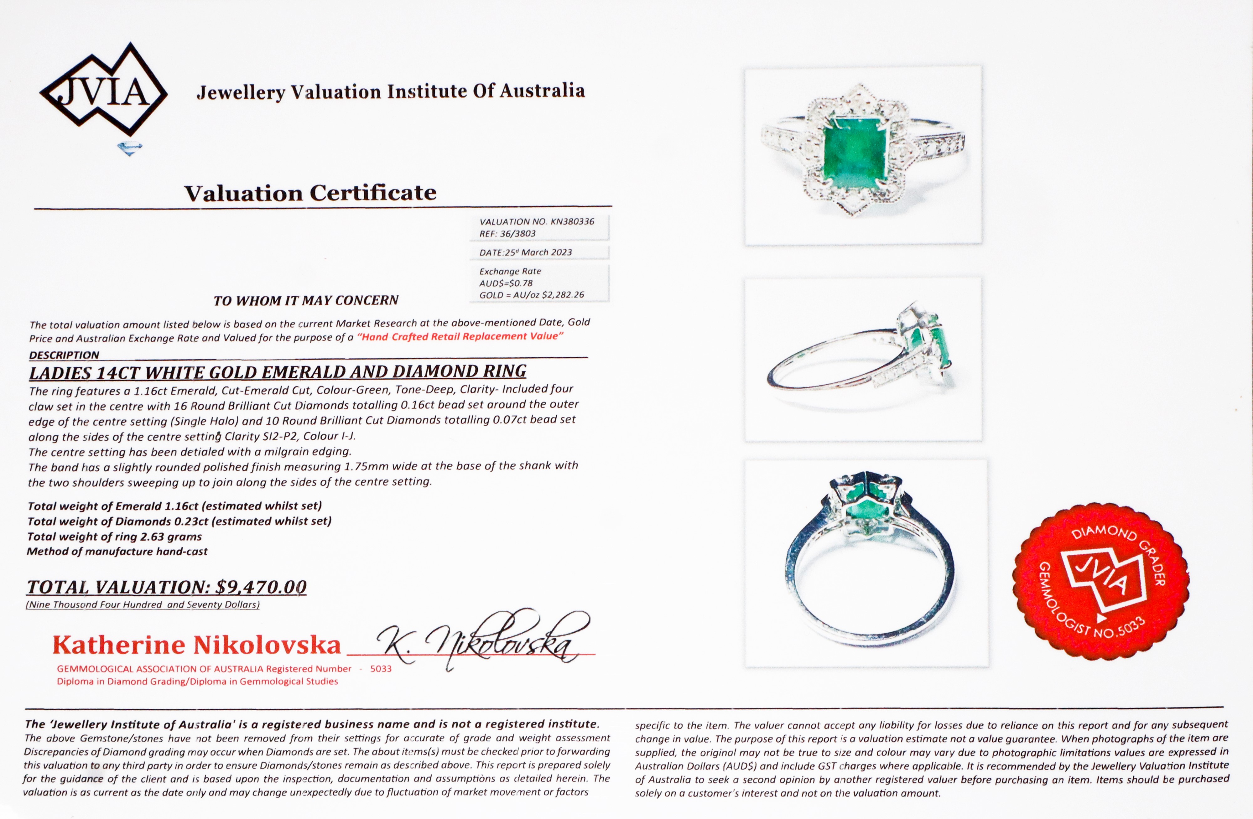 Anello in oro bianco 14 kt con smeraldo centrale e diamanti