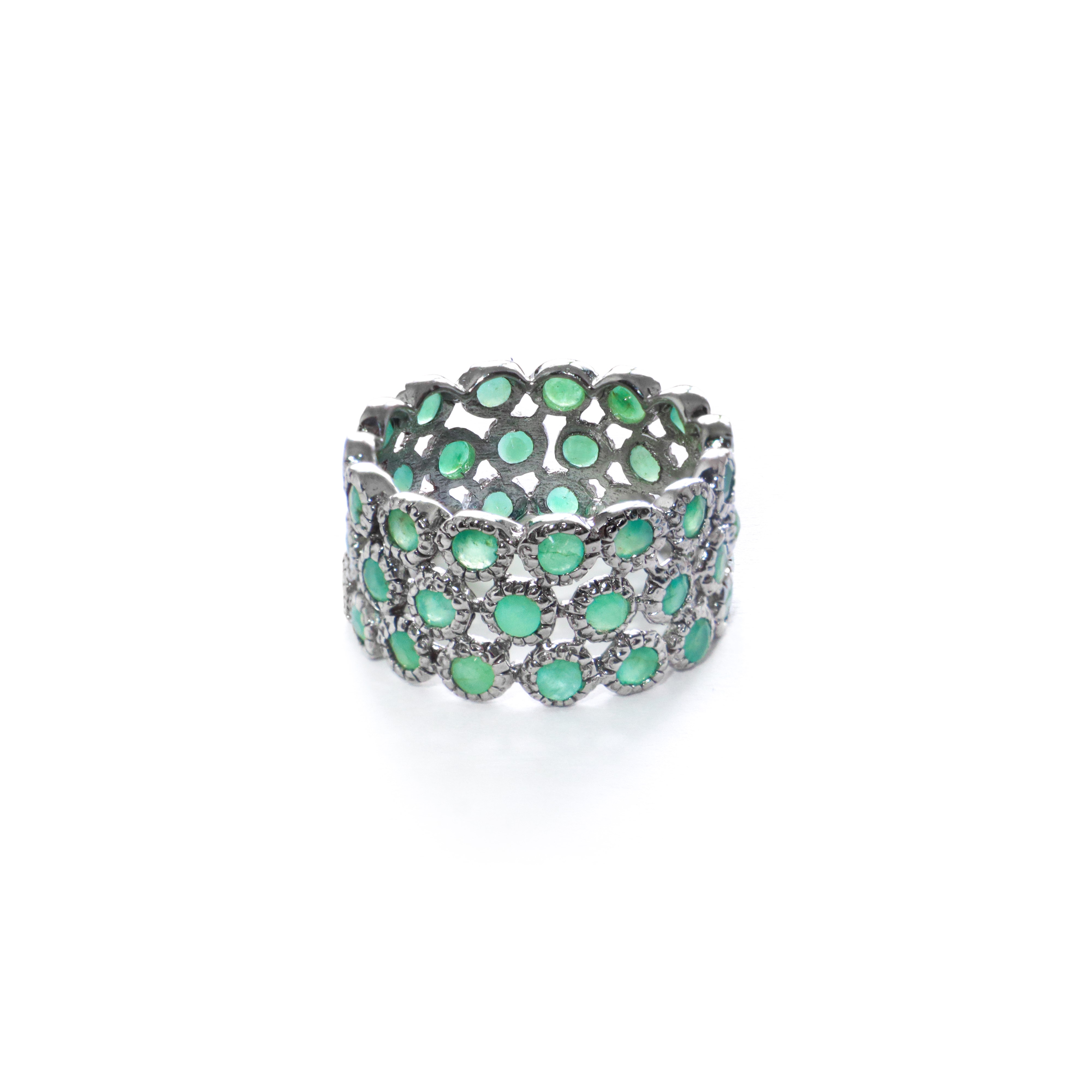 Anello a fascia in argento 925 placcato oro bianco 14 kt con smeraldi