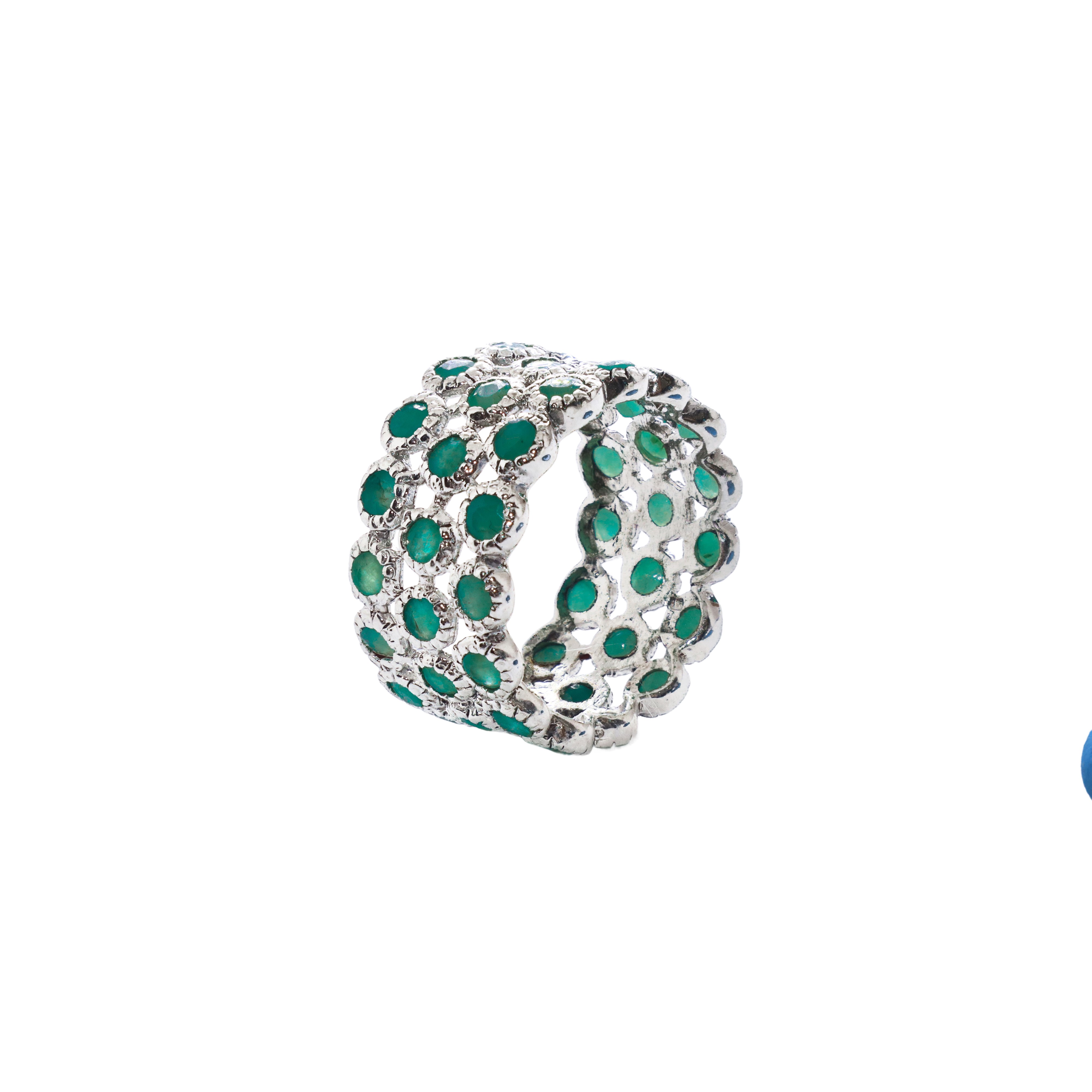 Anello a fascia in argento 925 placcato oro bianco 14 kt con smeraldi