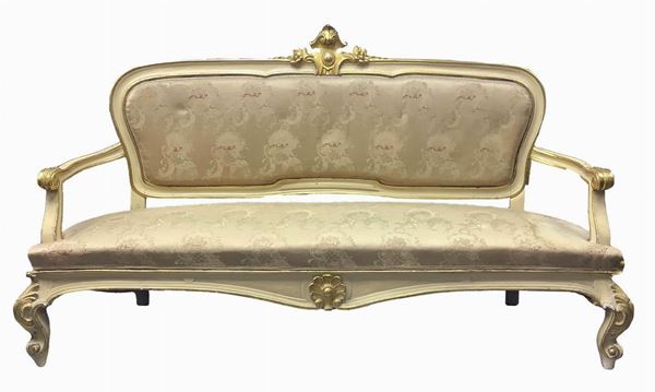 Divano laccato nei toni del beije e dorato a foglia, Luigi Filippo, XIX secolo, provenienza da nobile famiglia Siciliana H cm 115x 190x60