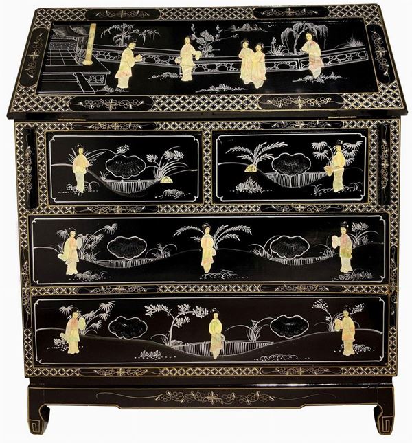 Ribalta laccata nera con applicazioni in osso, avorio e pietre dure. XX Secolo. Cina. Cm 105x90x42.
