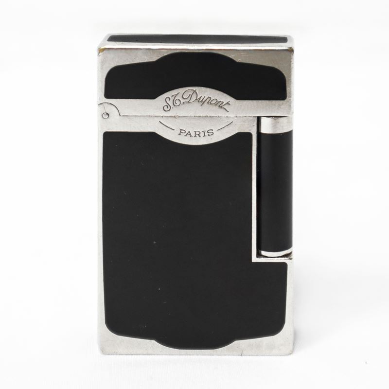 Accendino modello Ligne 2 con placcatura in smalto nero e finiture in metallo argentato