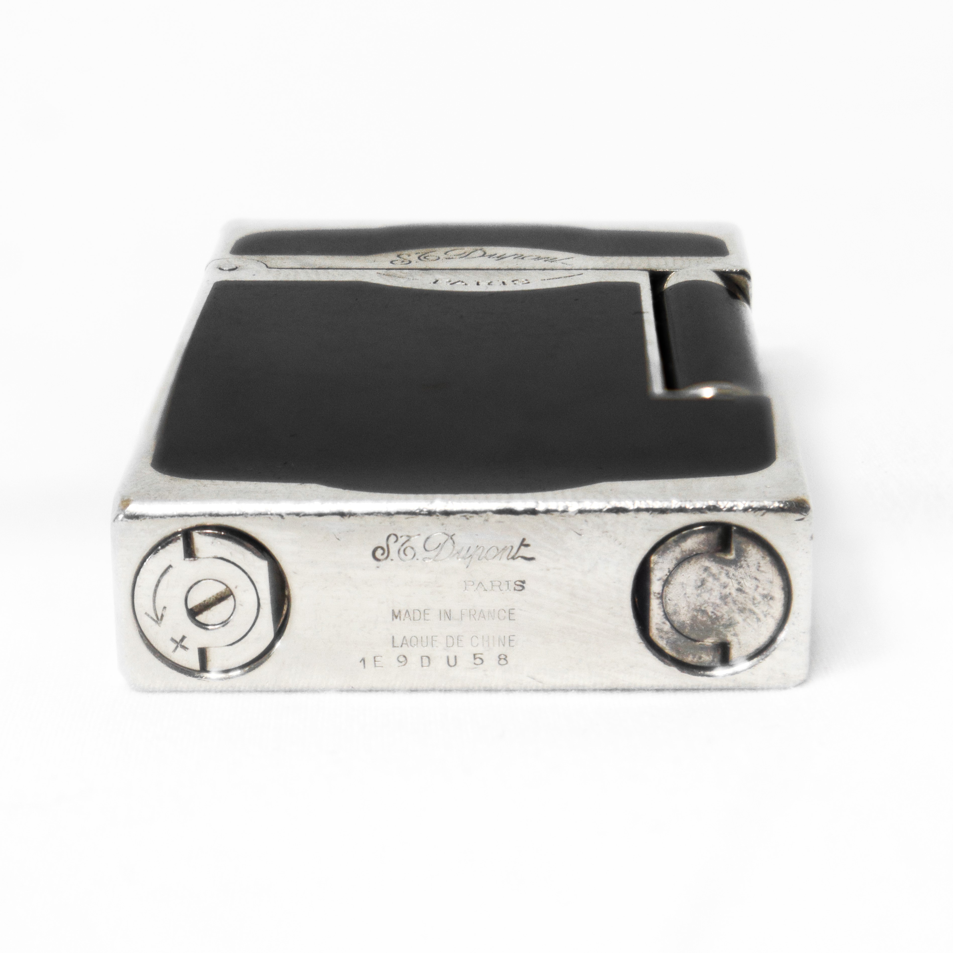 Accendino modello Ligne 2 con placcatura in smalto nero e finiture in metallo argentato