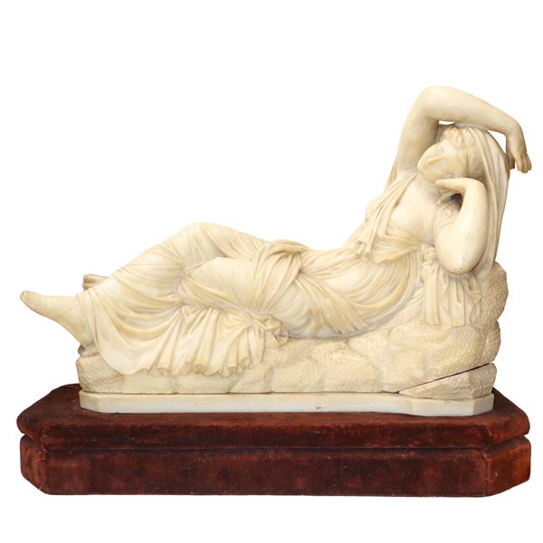 Arianna dormiente, scultura in alabastro su base in legno