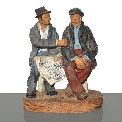 Uomini che Leggono il Giornale sulla Panchina, Coppia di Figurine in Maiolica di Caltagirone