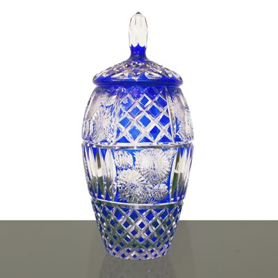 Poutiche in vetro blu intagliato e decorato a motivi floreali, h cm 33x16