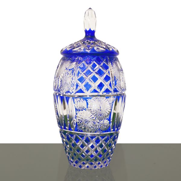 Poutiche in vetro blu intagliato e decorato a motivi floreali