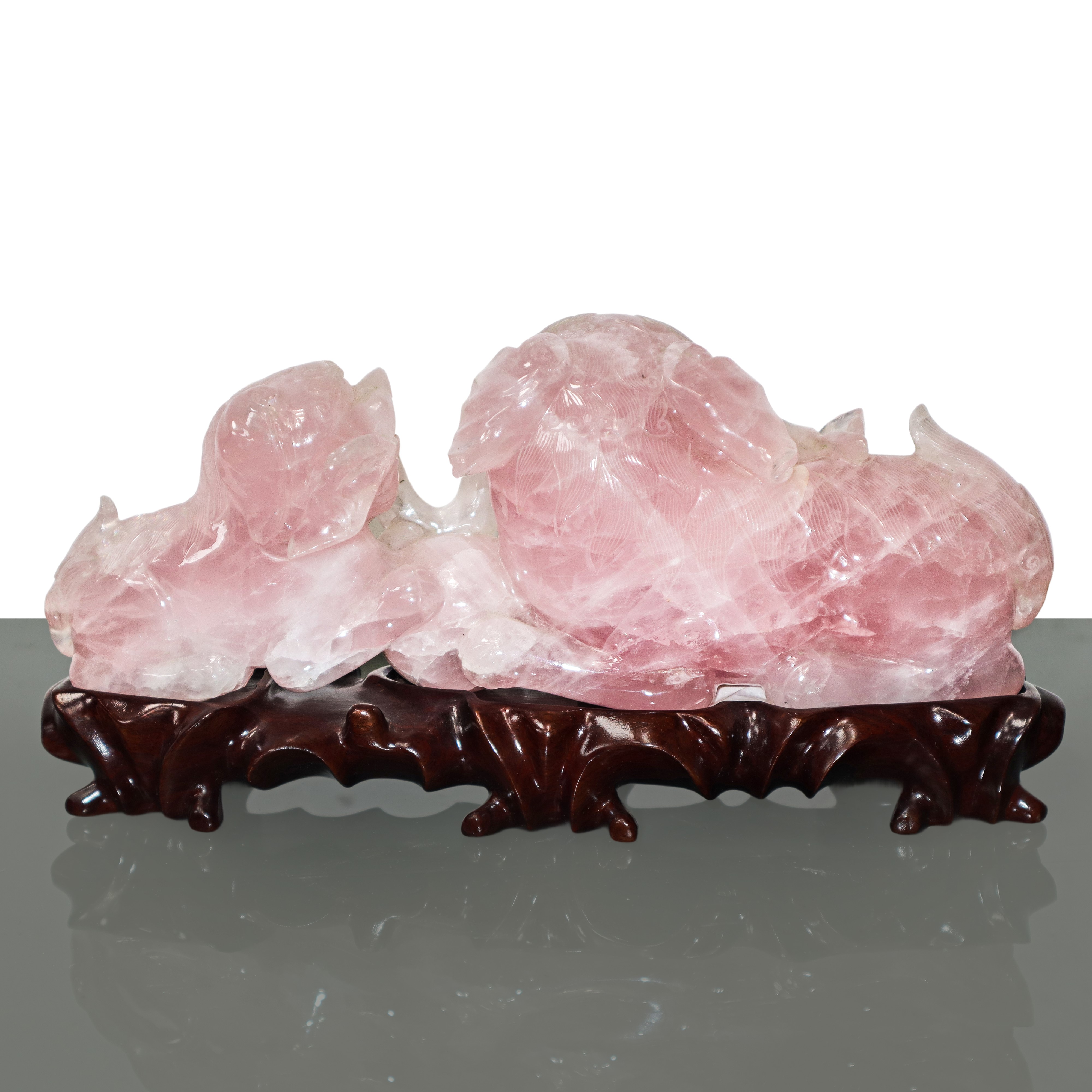Scultura in giada rosa, raffigurante coppia di cani di Pho (mamma e figlio)