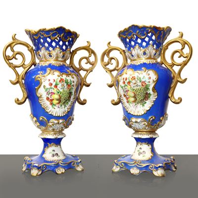 Coppia di vasi in porcellana blu con decorazioni floreali e fruttifere