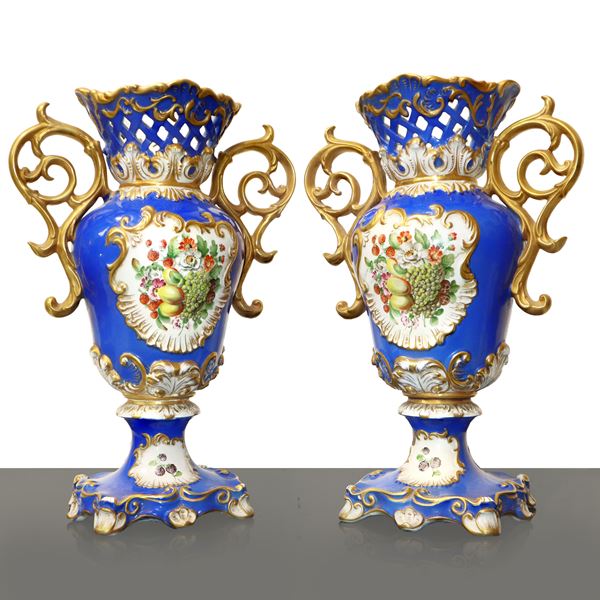 Capodimonte - Coppia di vasi in porcellana di Capodimonte blu con decori al fronte e al retro di fiori e frutti