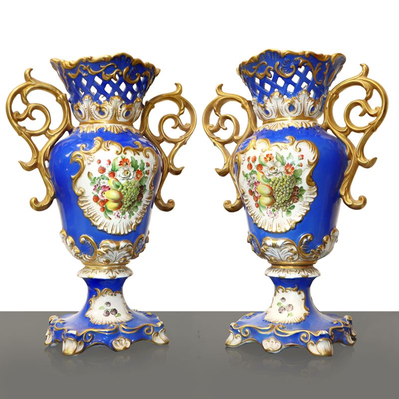 Capodimonte - Coppia di vasi in porcellana blu con decorazioni floreali e fruttifere