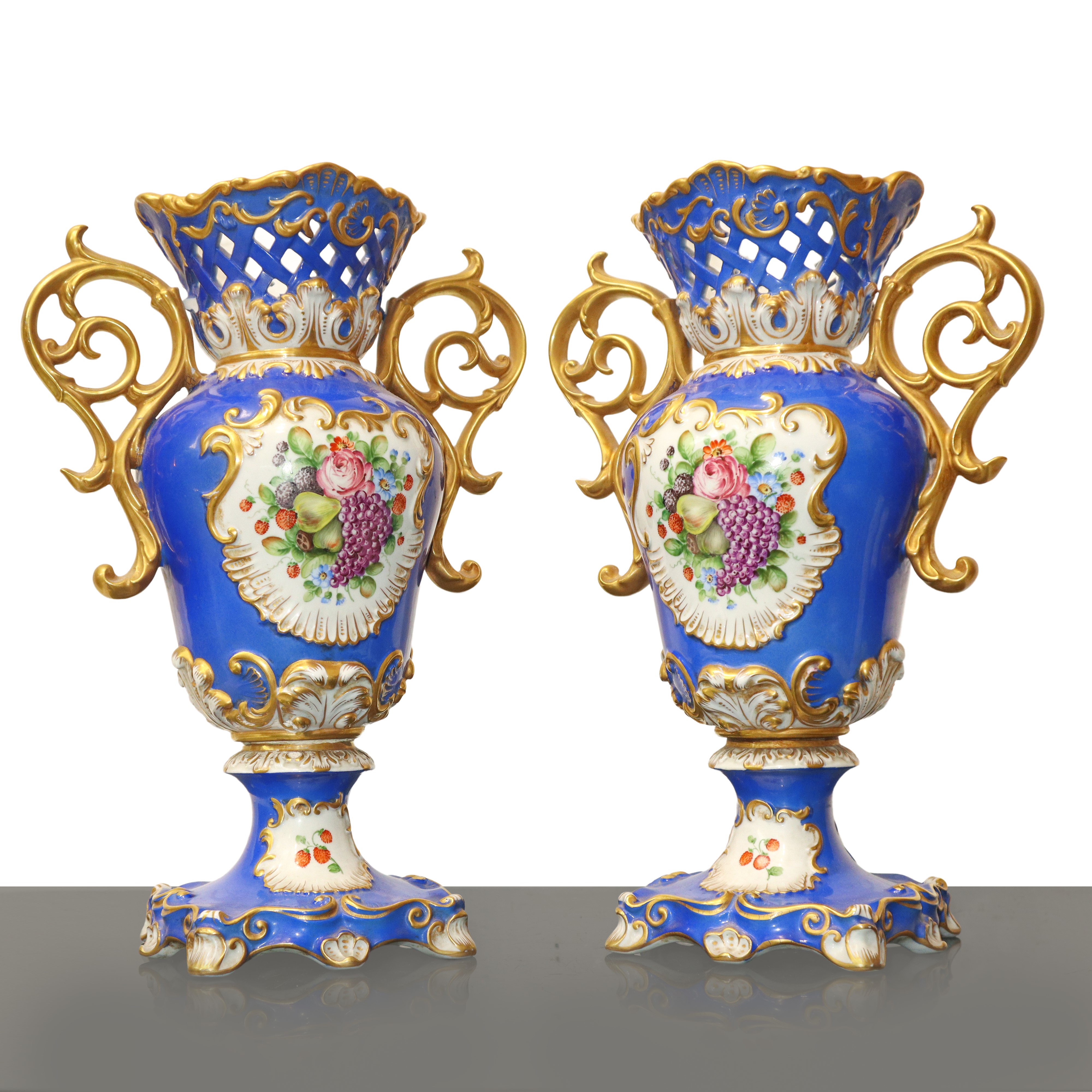 Capodimonte - Coppia di vasi in porcellana blu con decorazioni floreali e fruttifere