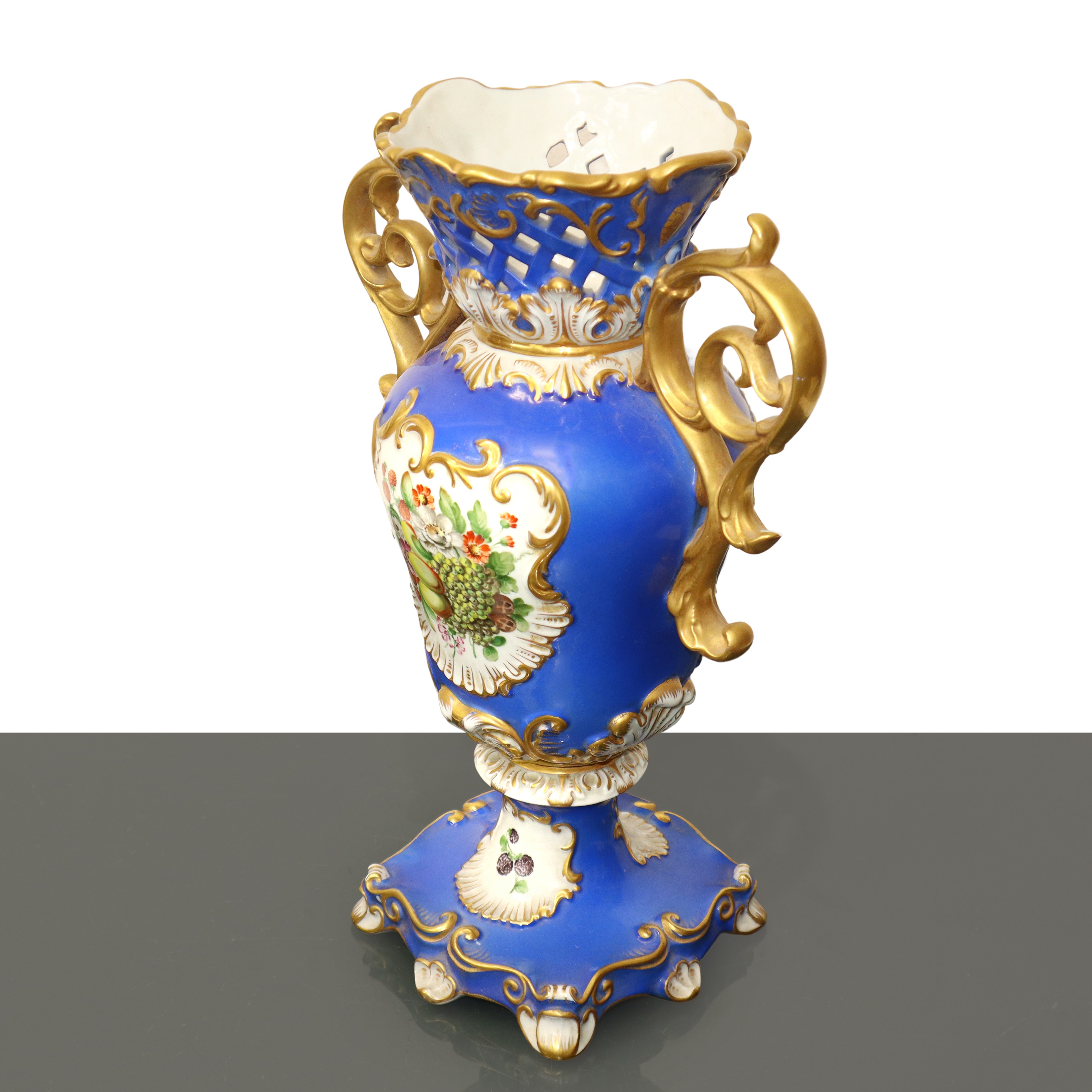 Capodimonte - Coppia di vasi in porcellana blu con decorazioni floreali e fruttifere