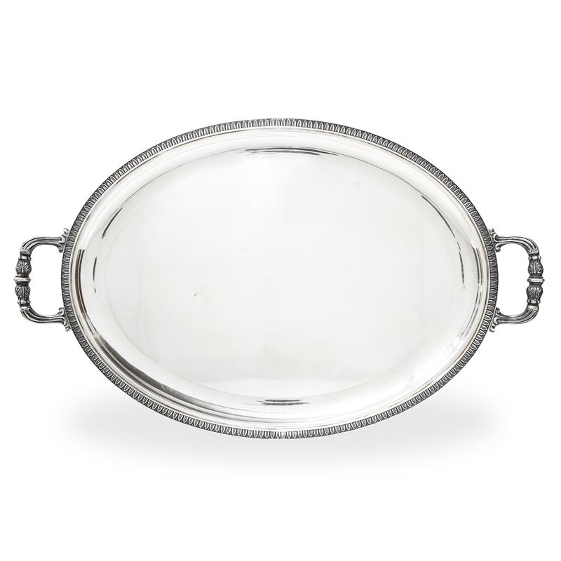 Vassoio in argento 800 con foglie lanceolate sul bordo
