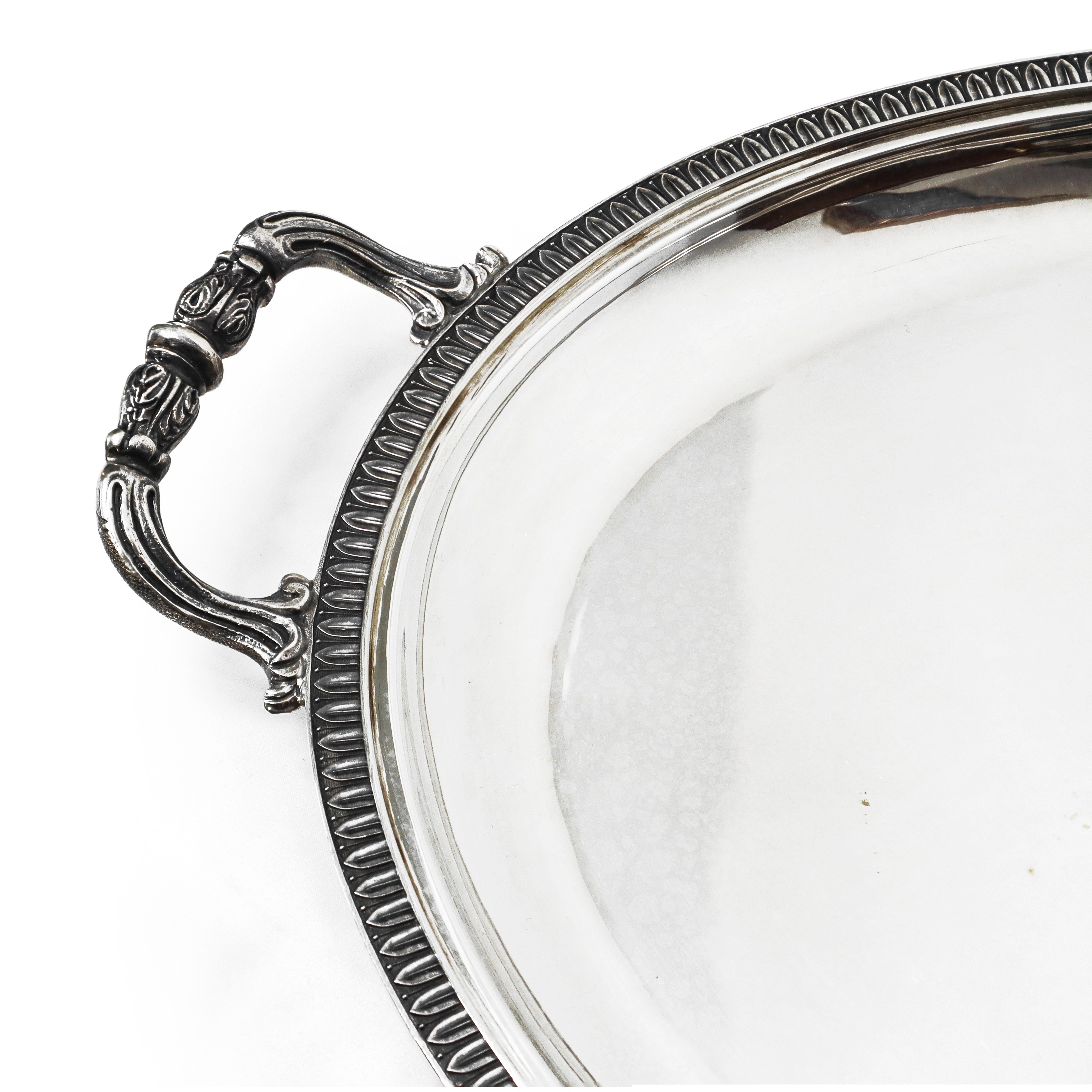 Vassoio in argento 800 con foglie lanceolate sul bordo