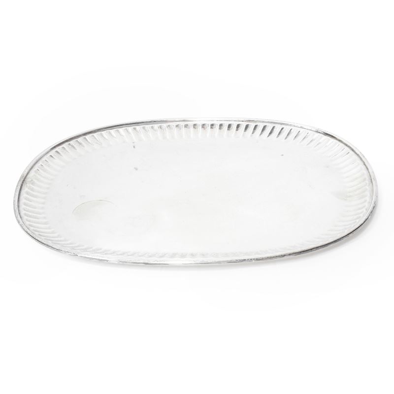Vassoio con bordo costolonato in argento 800