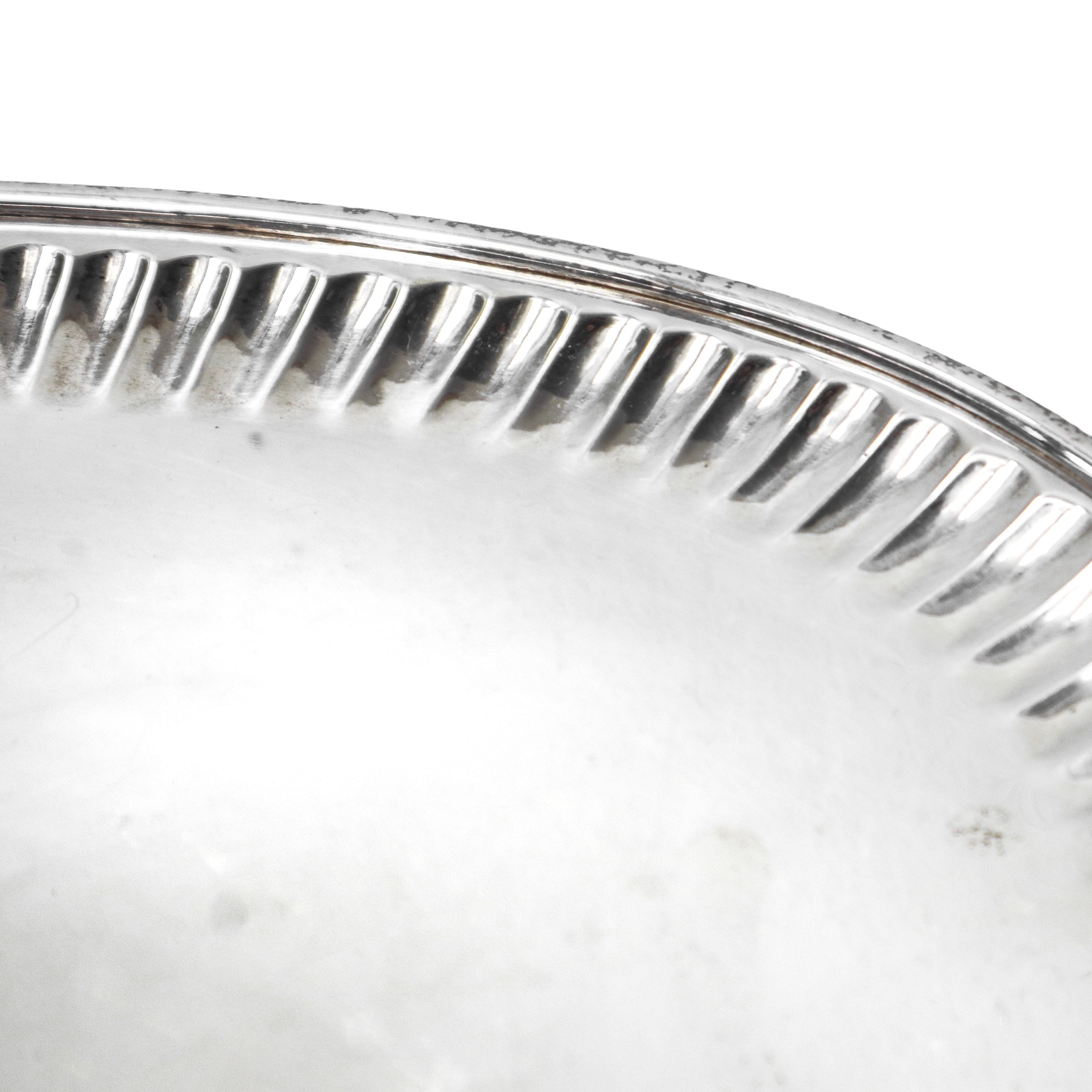 Vassoio con bordo costolonato in argento 800