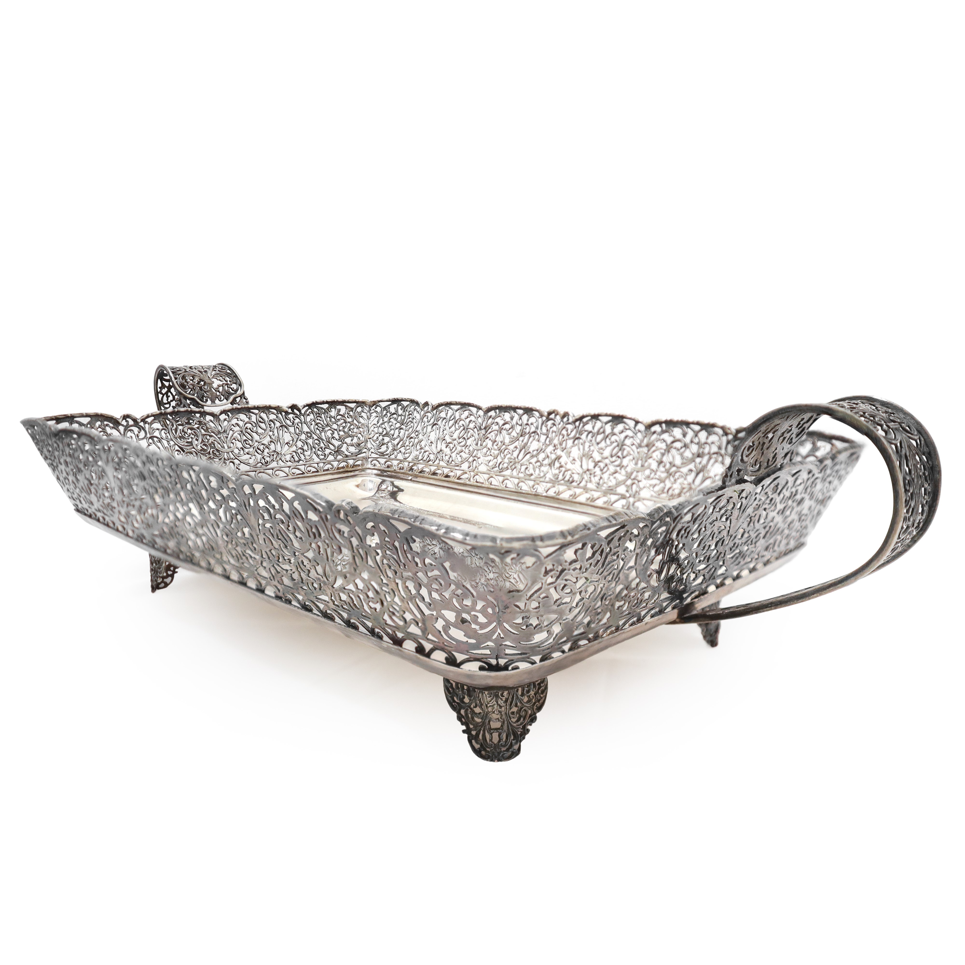 Vassoio smerlato con manici in argento 800