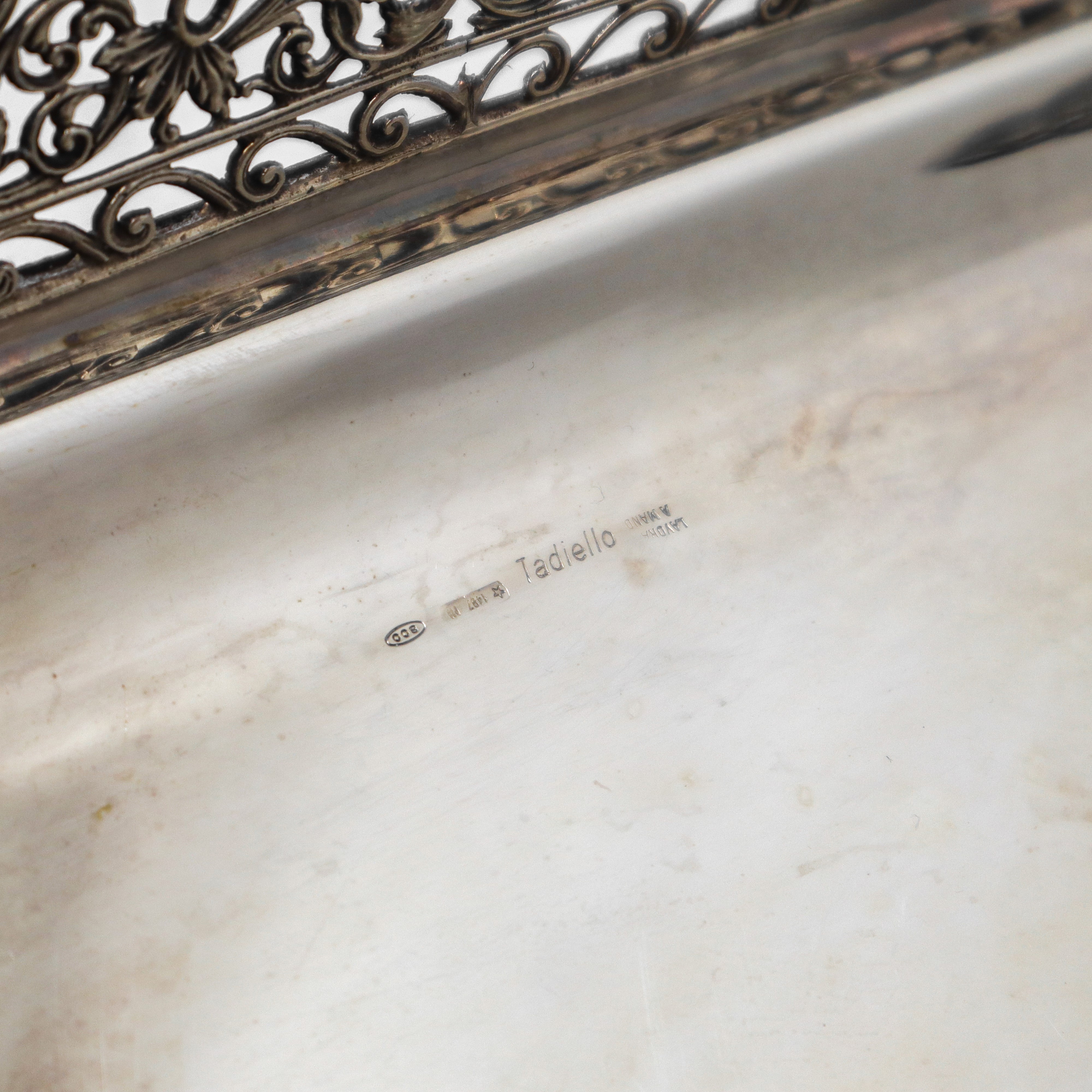 Vassoio smerlato con manici in argento 800