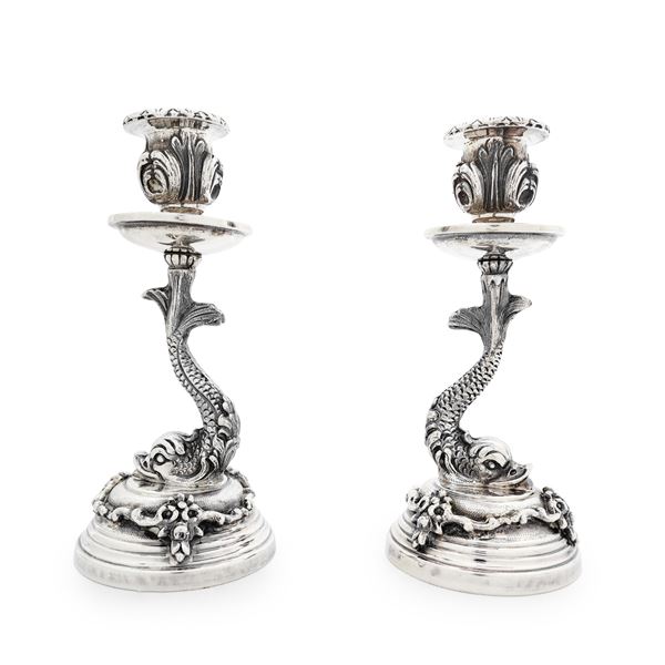 Coppia di candelieri monoforo con tritone alla base