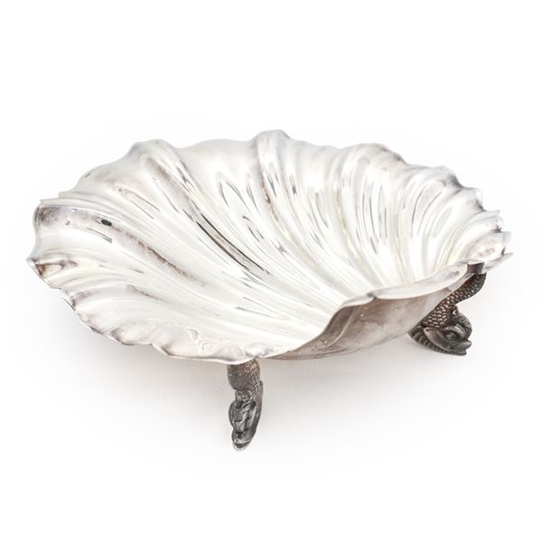Piccola alzata a guisa di conchiglia con piedi a tritone in argento 800