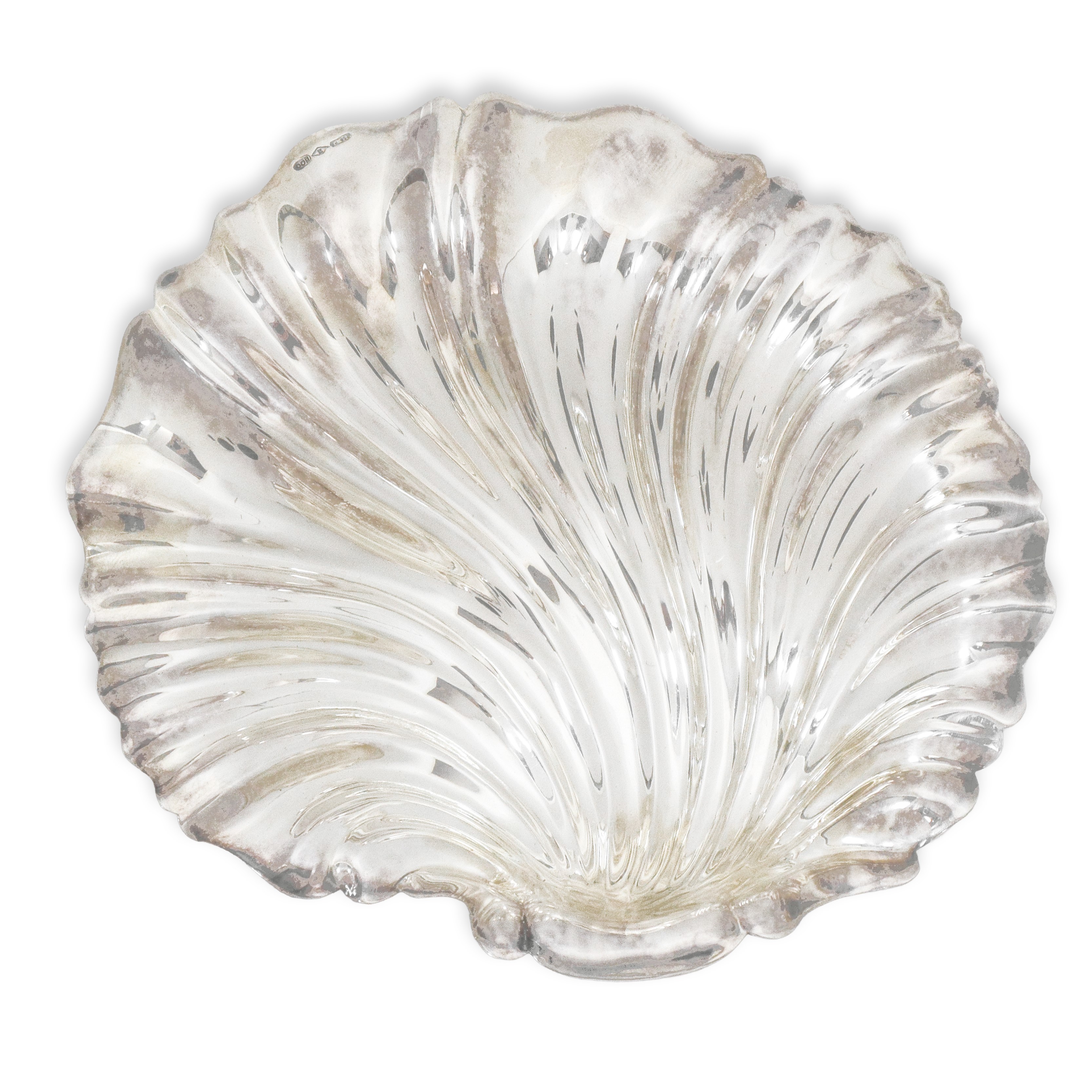 Piccola alzata a guisa di conchiglia con piedi a tritone in argento 800