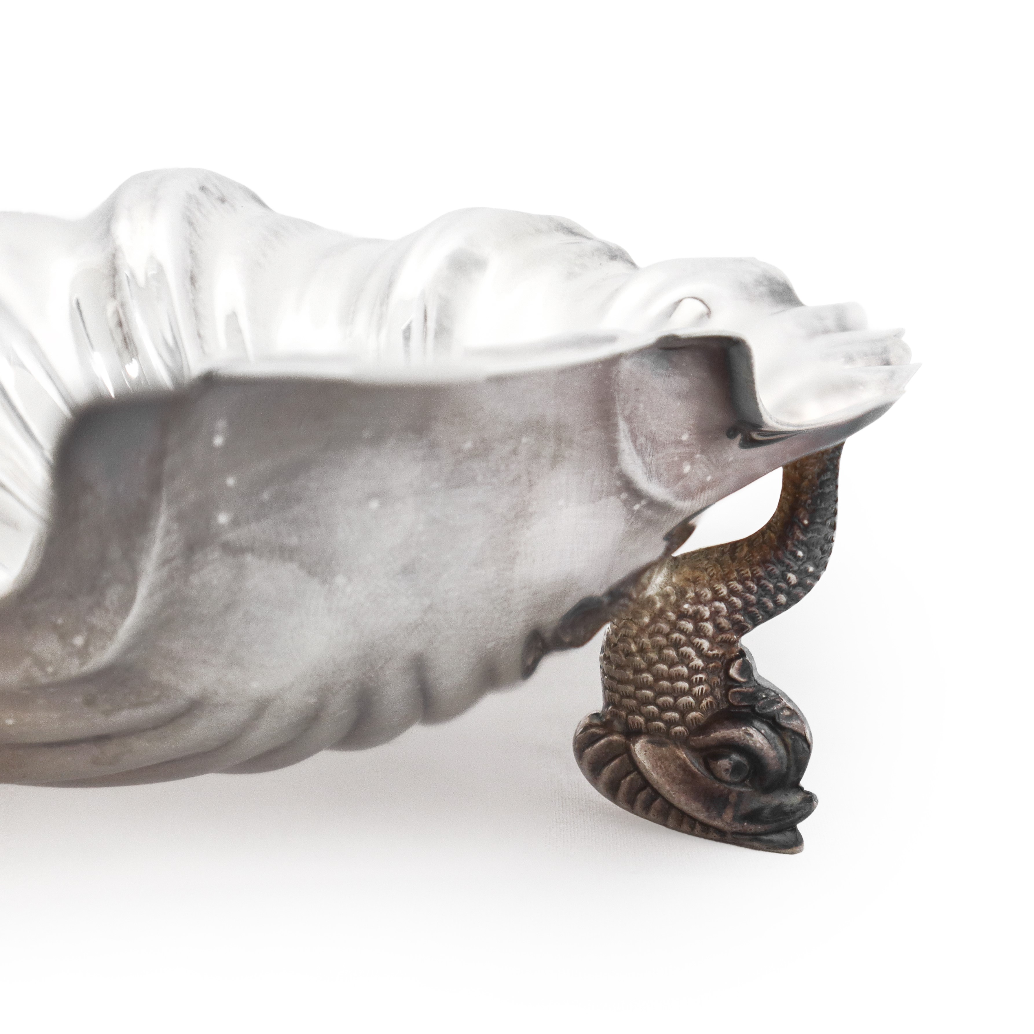 Piccola alzata a guisa di conchiglia con piedi a tritone in argento 800