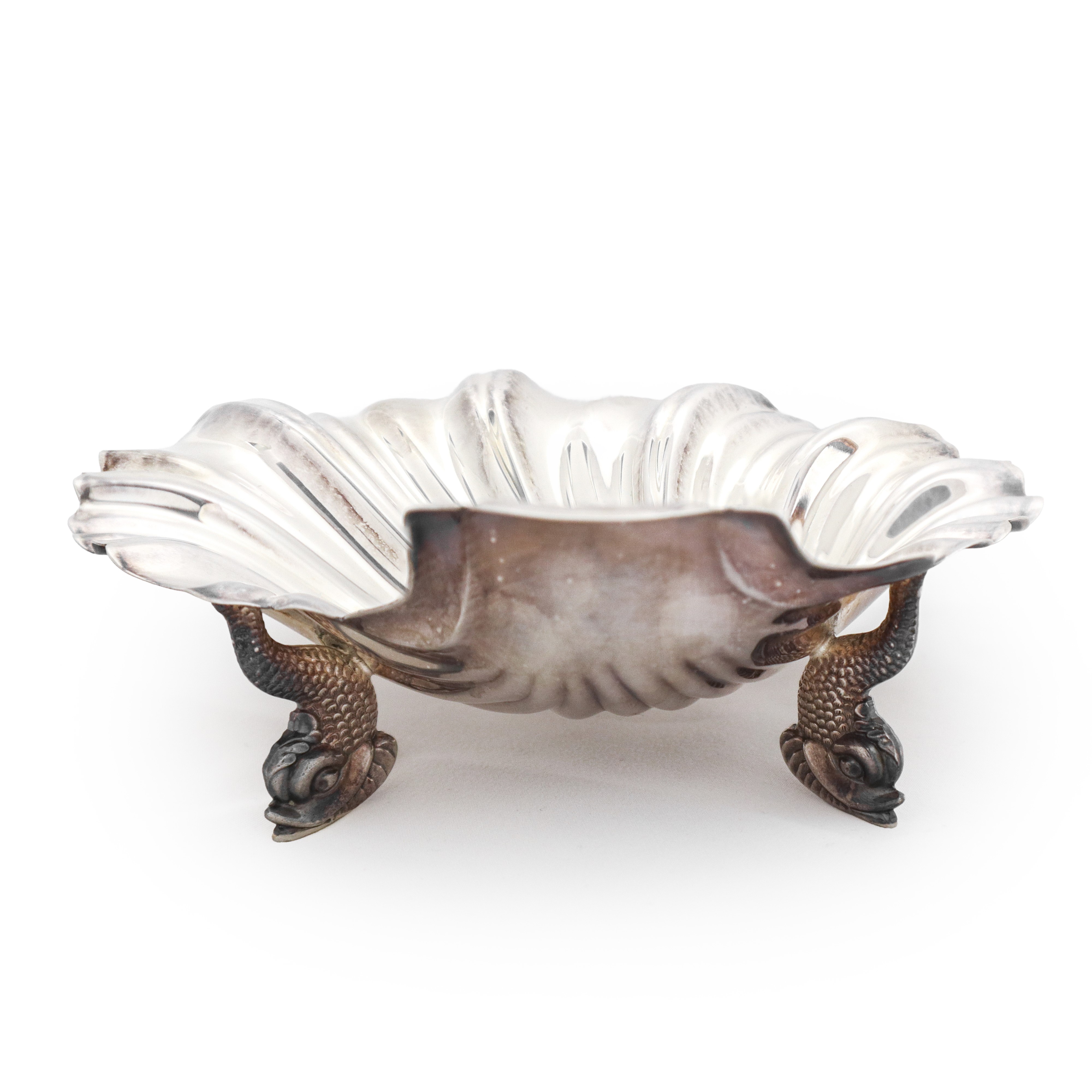 Piccola alzata a guisa di conchiglia con piedi a tritone in argento 800