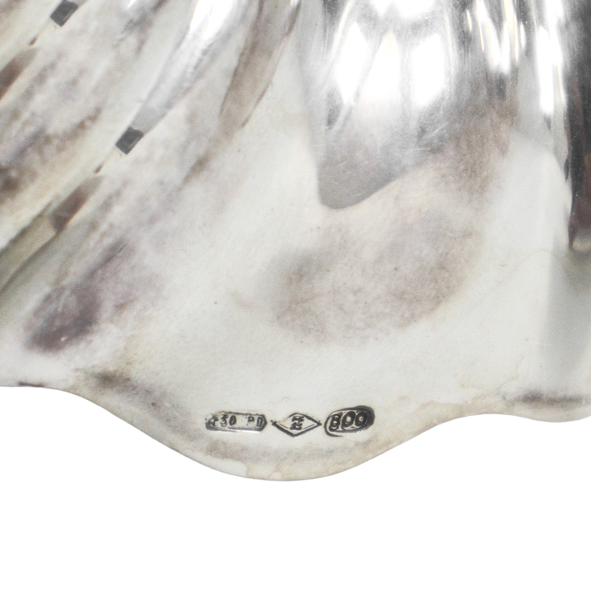 Piccola alzata a guisa di conchiglia con piedi a tritone in argento 800