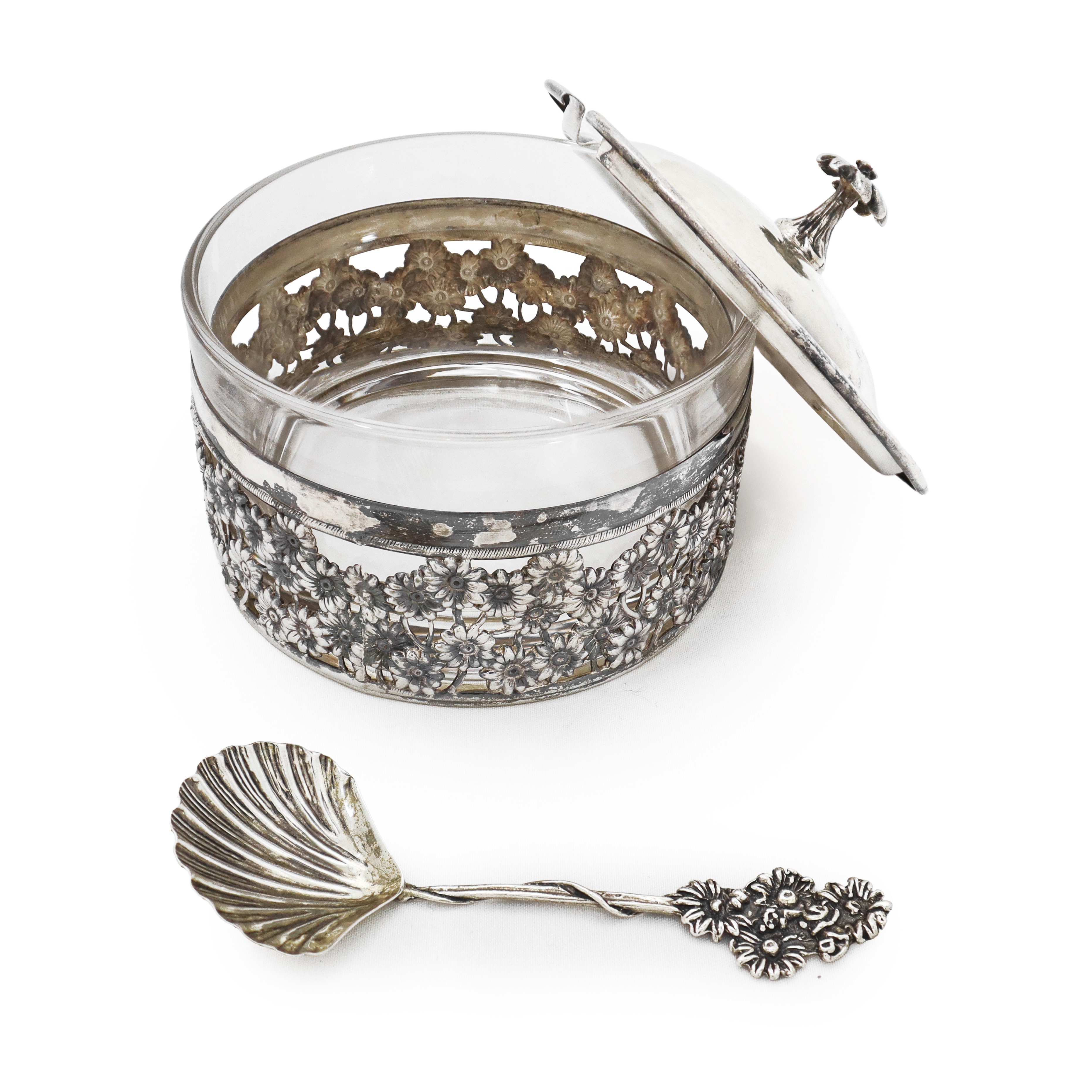Zuccheriera in argento 800 con decoro floreale intarsiato in argento 800 ed interno in vetro
