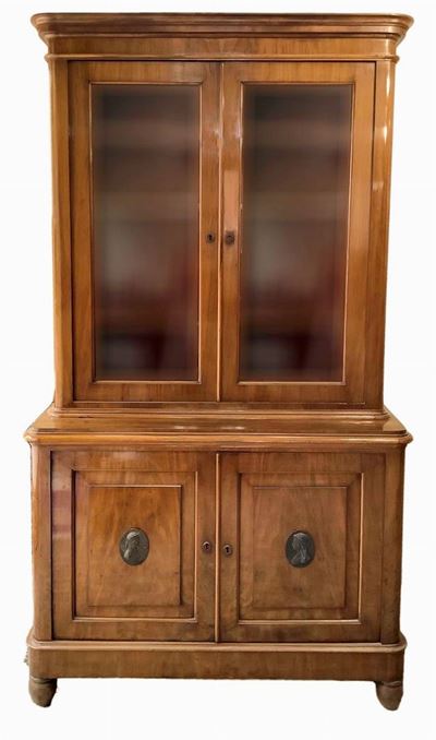 Credenza in legno di noce con sportelli e vetri