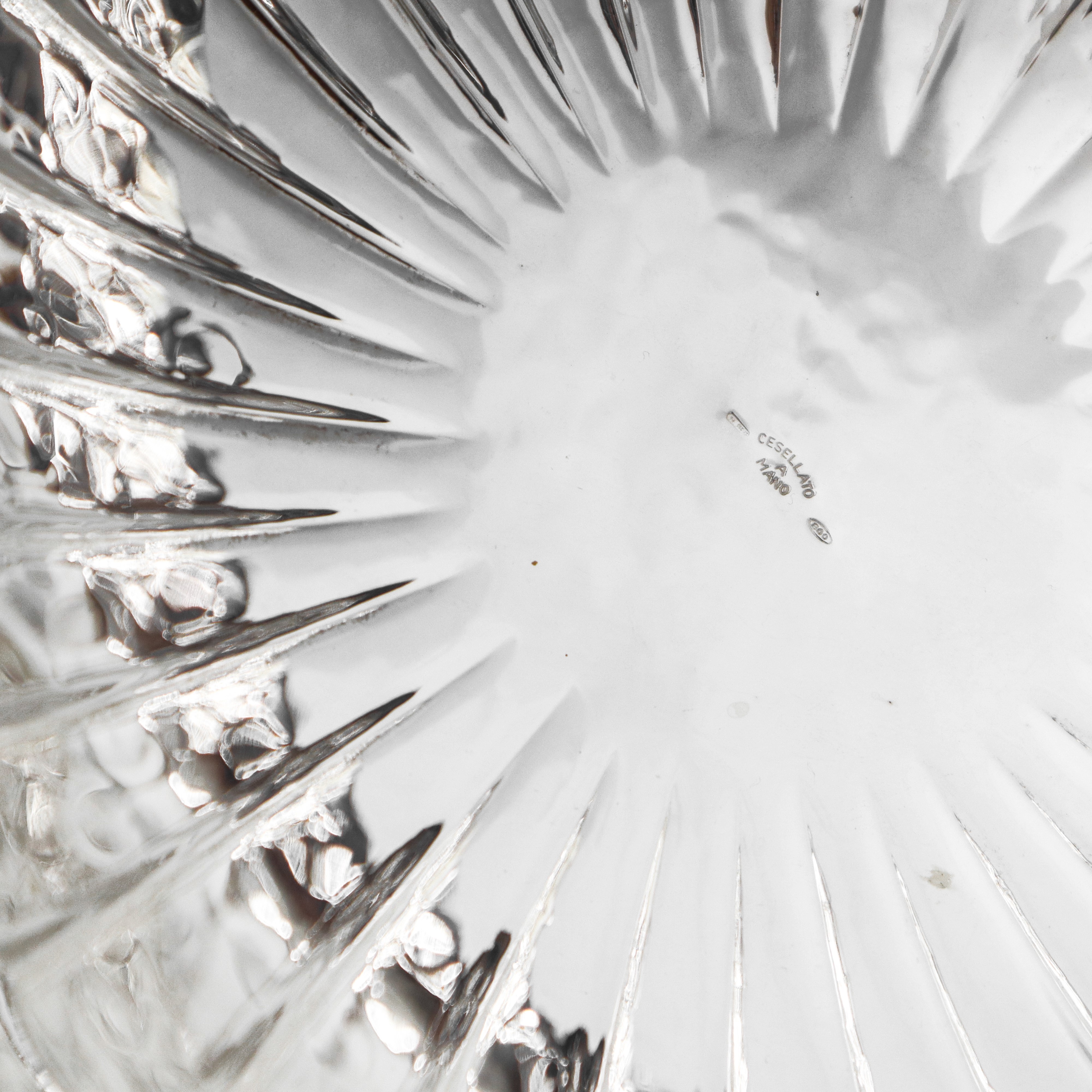 Alzata in argento 80 con decorazione di frutti a sbalzo