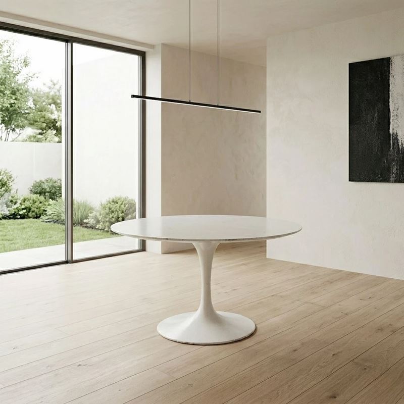 Tavolo modello Tulip con finiture in laminato bianco