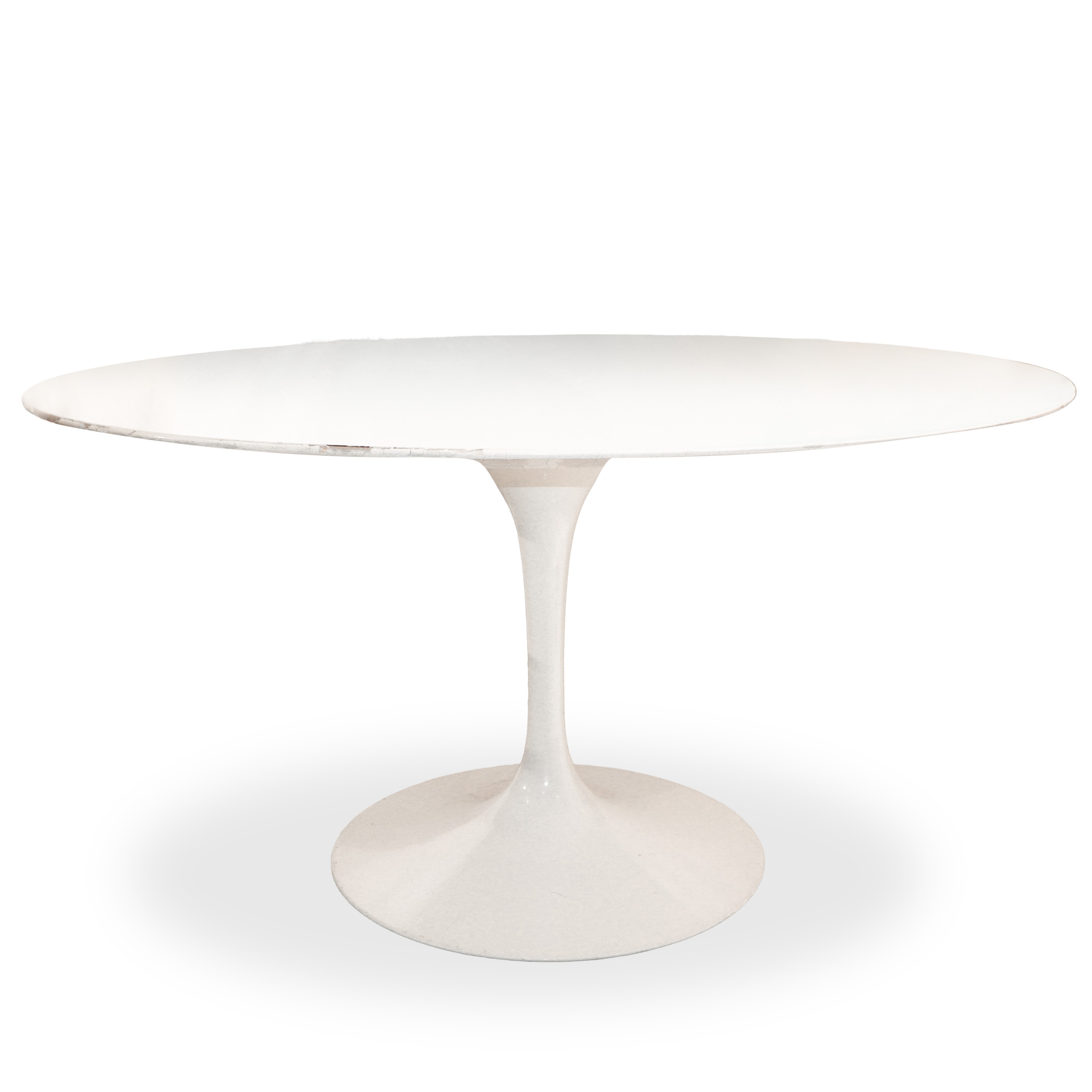 Tavolo modello Tulip con finiture in laminato bianco
