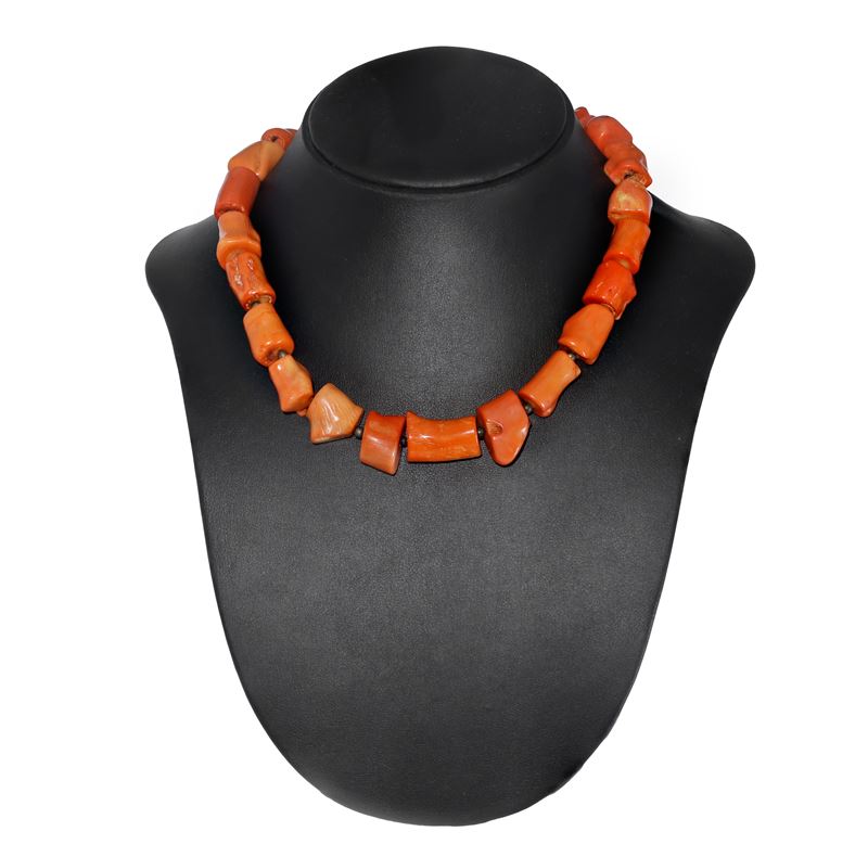 Collana in corallo rosso a grani tubolari con chiusura in metallo