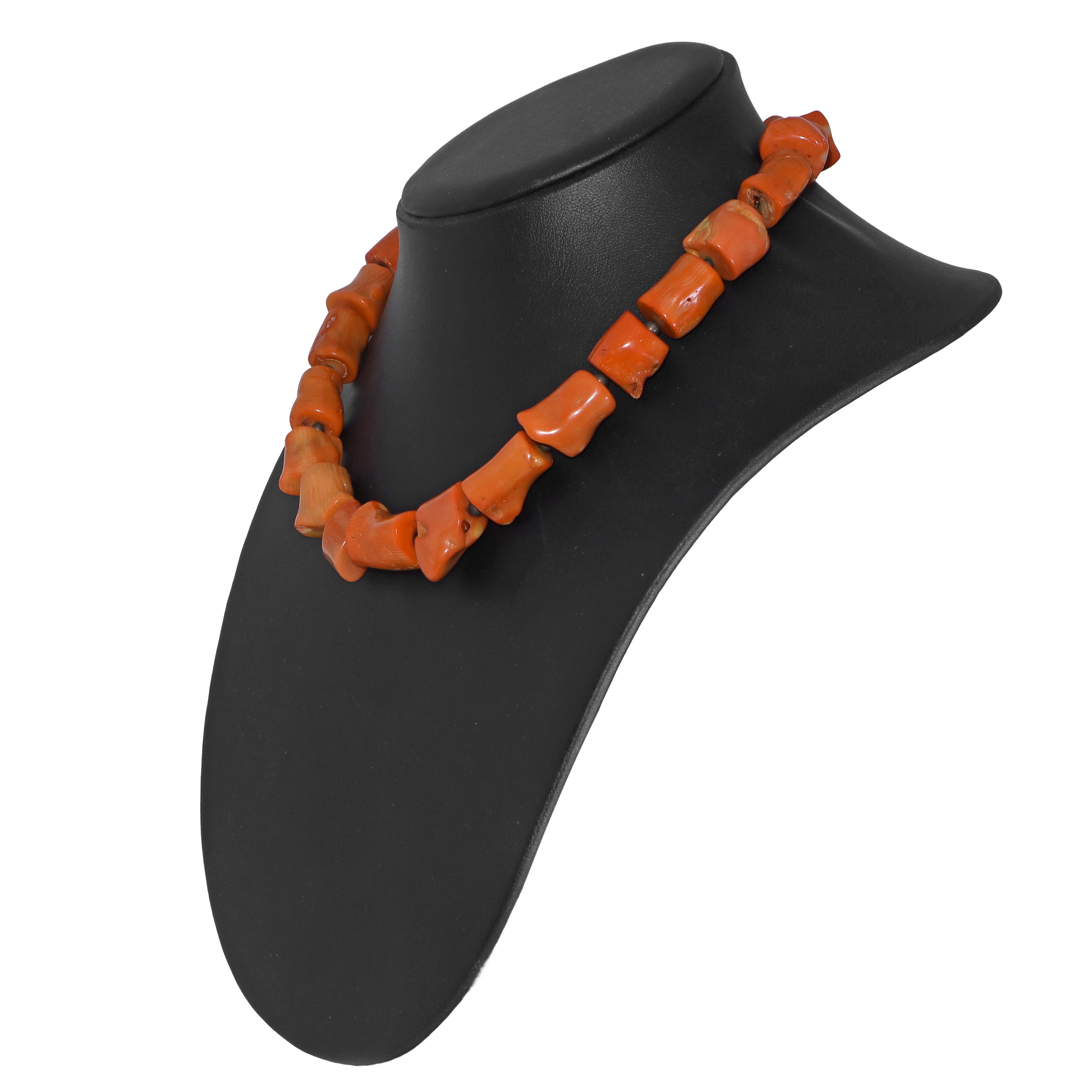 Collana in corallo rosso a grani tubolari con chiusura in metallo
