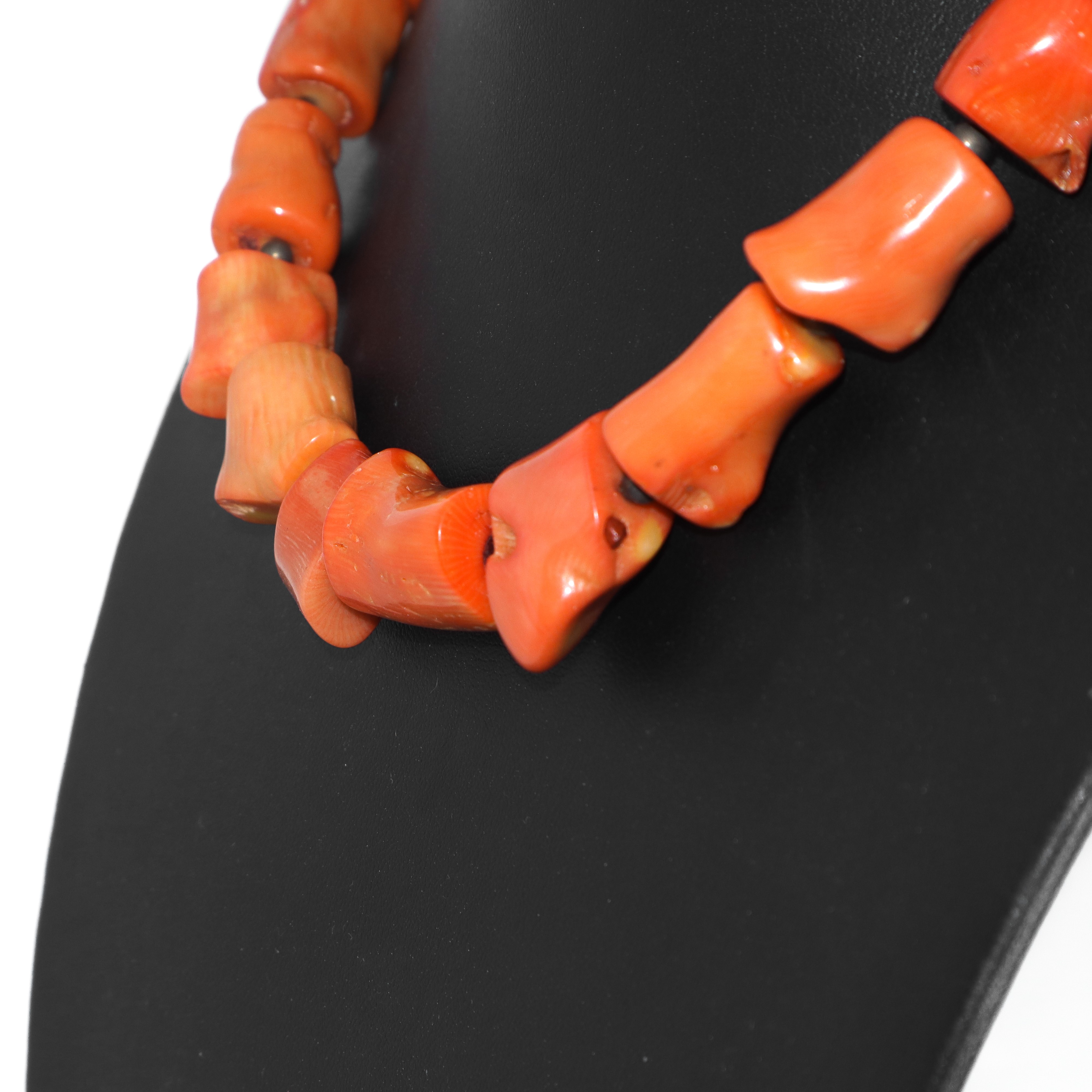 Collana in corallo rosso a grani tubolari con chiusura in metallo